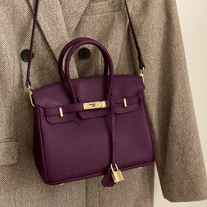 Women's luxury leather shoulder bag; elegant brown design with adjustable strap, perfect for any occasion; timeless style.