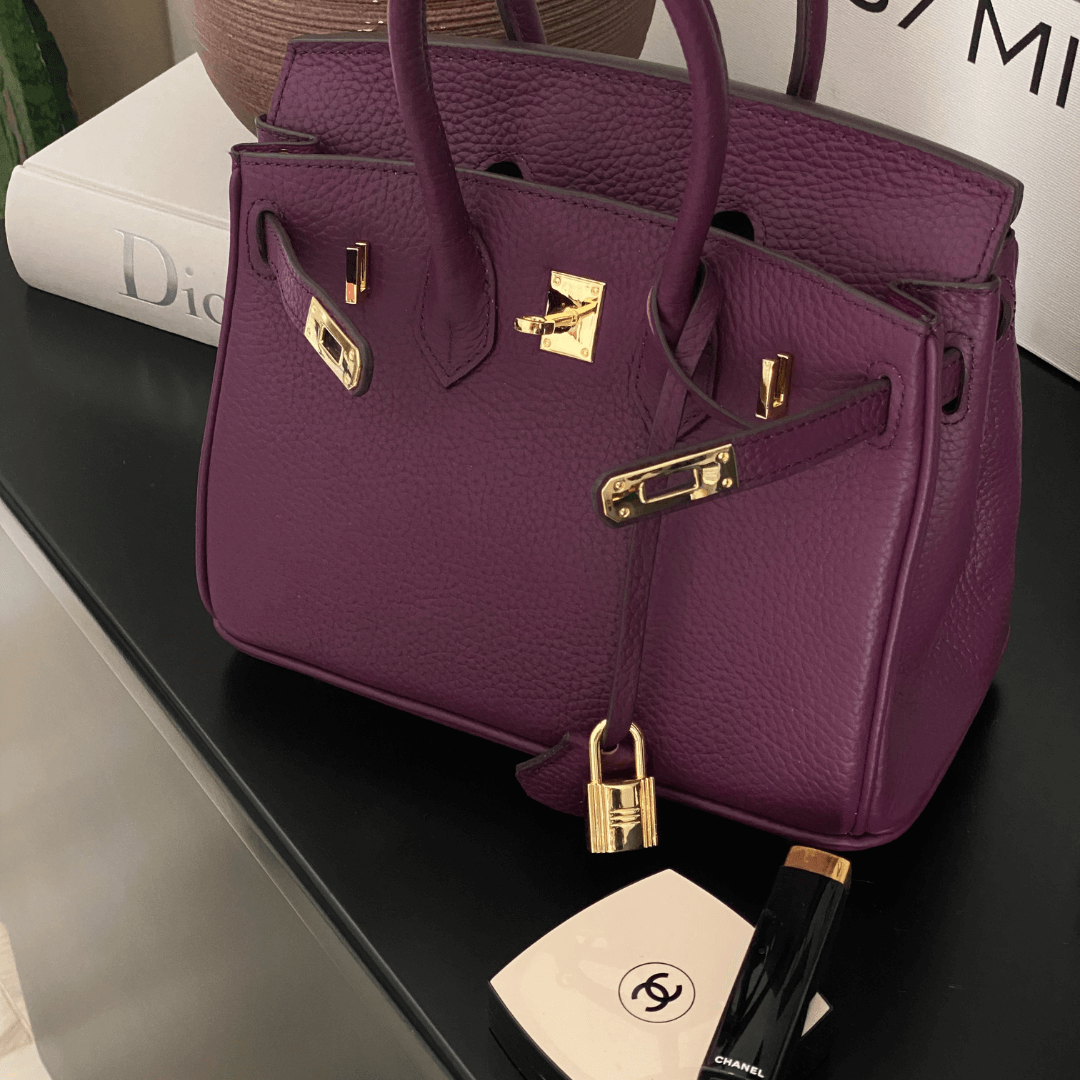 Women's luxury leather shoulder bag; elegant brown design with adjustable strap, perfect for any occasion; timeless style.