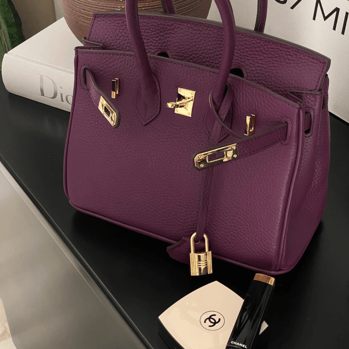 Women's luxury leather shoulder bag; elegant brown design with adjustable strap, perfect for any occasion; timeless style.