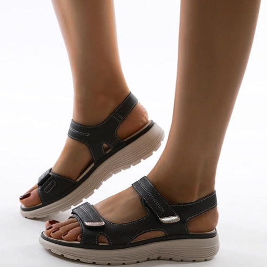 "Women's orthopedic sandals with adjustable cushioned sole, featuring ergonomic design and adjustable straps in classic color