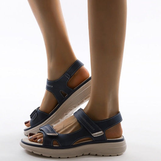 "Women's orthopedic sandals with adjustable cushioned sole, featuring ergonomic design and adjustable straps in classic color