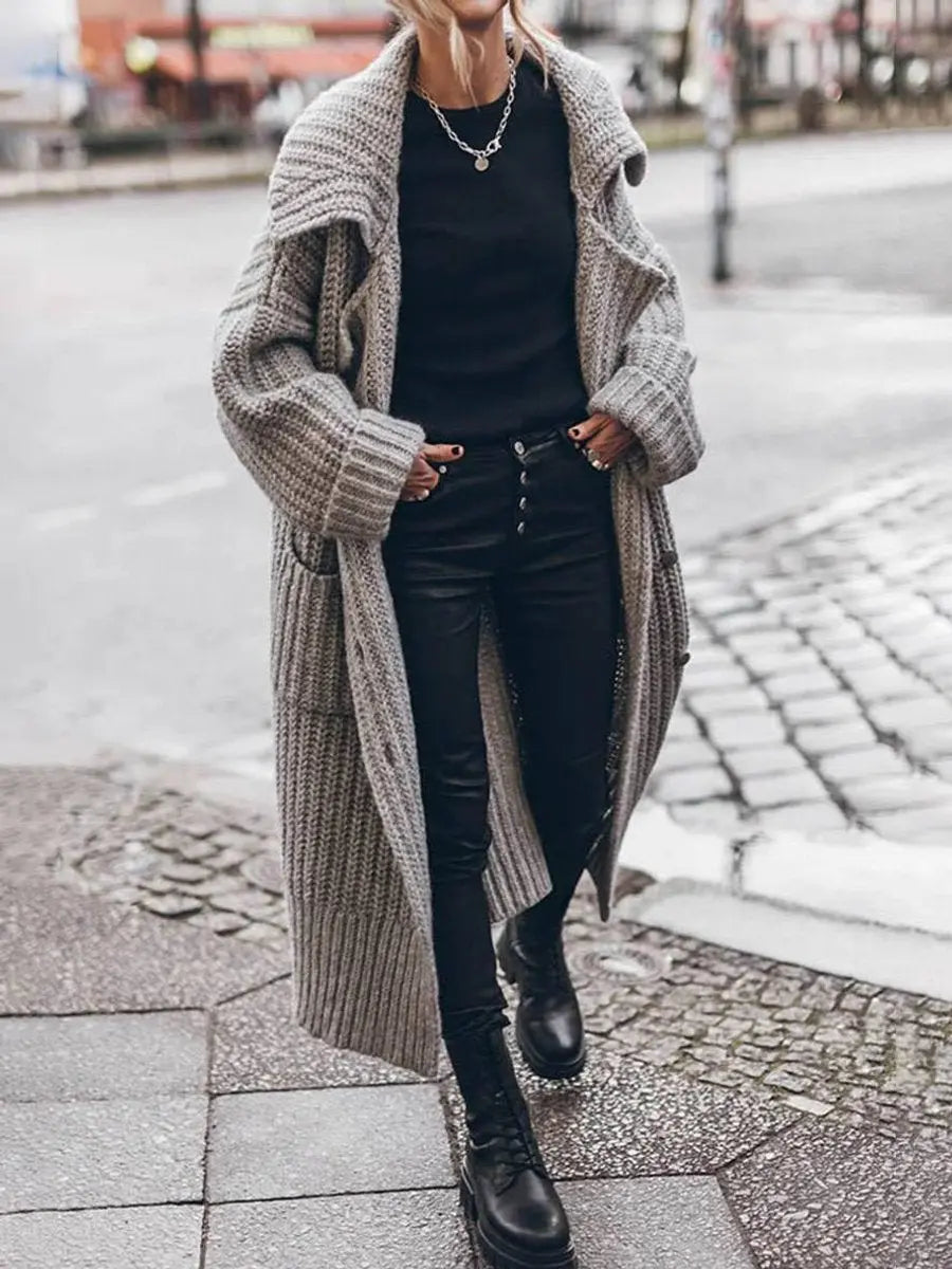 Stylish women's oversized longline cardigan with wide lapels. Ideal for casual chic autumn fashion.