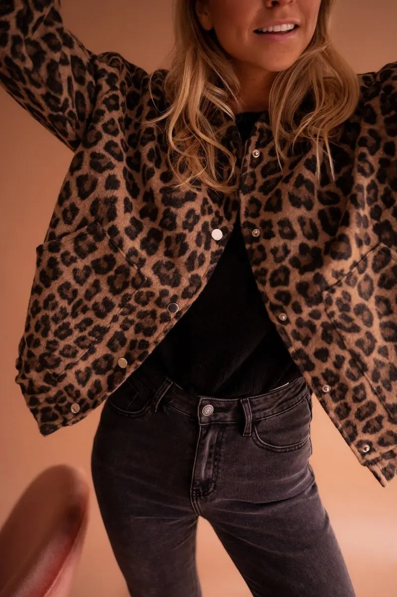 Stylish women's animal print oversized quilted jacket, featuring bold leopard spots & snap closures.