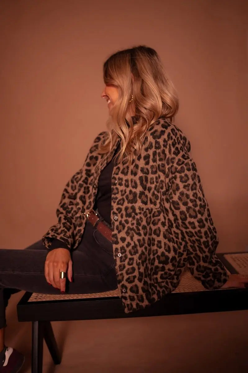 Comfortable oversized women's quilted jacket with trendy leopard print & convenient press-studs.