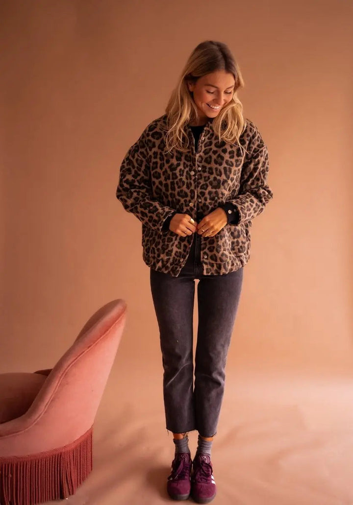 Chic women's oversized quilted leopard print jacket with distinctive press-studs, a must-have fall piece.