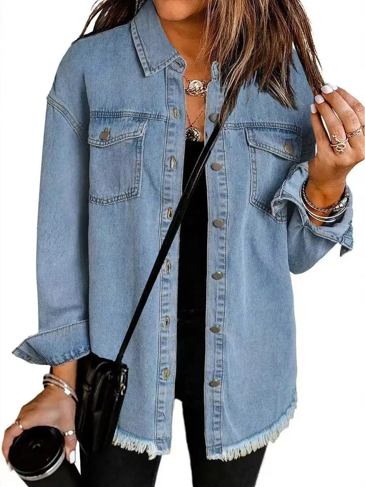 Stylish women's oversized longline jacket, versatile layering piece for casual everyday fashion. Snap buttons.