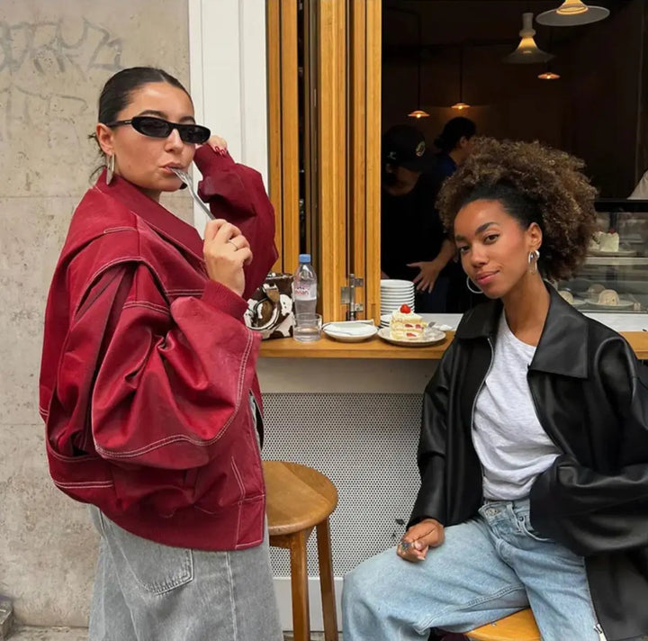 Layering women's autumn jacket: oversized quilted bomber with chic contrast stitch and comfortable, loose fit.