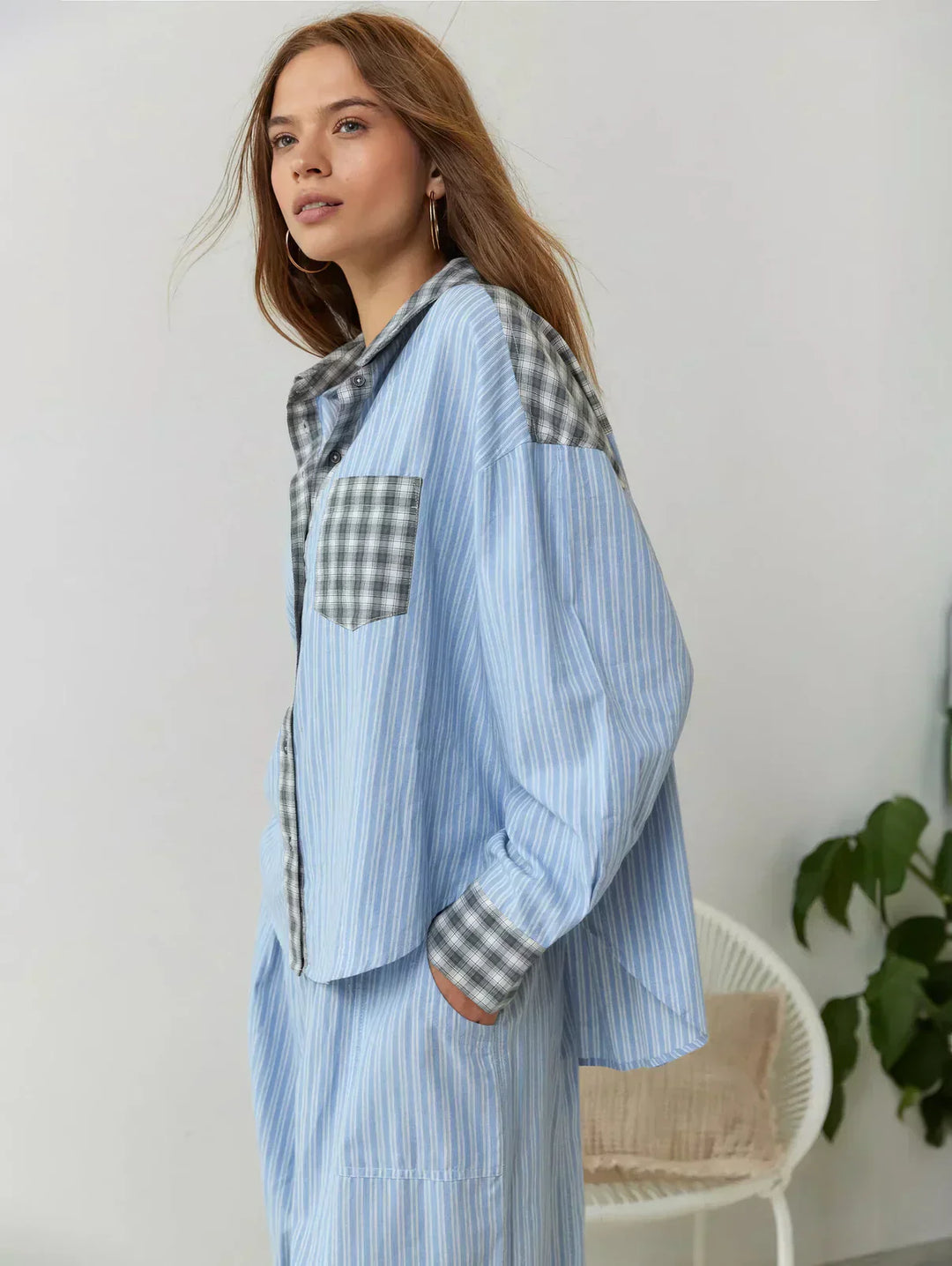 "Women's pink pajama set with elegant details, luxurious softness, and a relaxed fit, perfect for sleep and lounge."