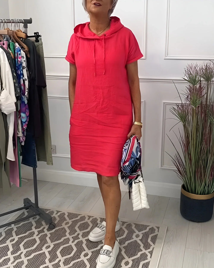 Red women's cozy mini hoodie dress, short sleeves & pockets, ideal for a relaxed summer look.