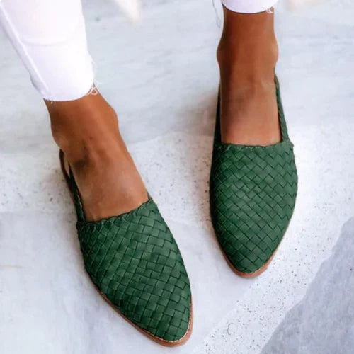 "Women's vintage weave flat sandals, colorful woven design, easy slip-on, ideal for casual and chic wear."