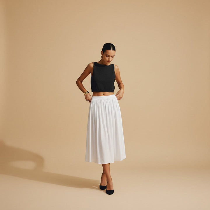 Fashionable women's sleeveless crop top, high neck, perfect for summer versatility & comfort.