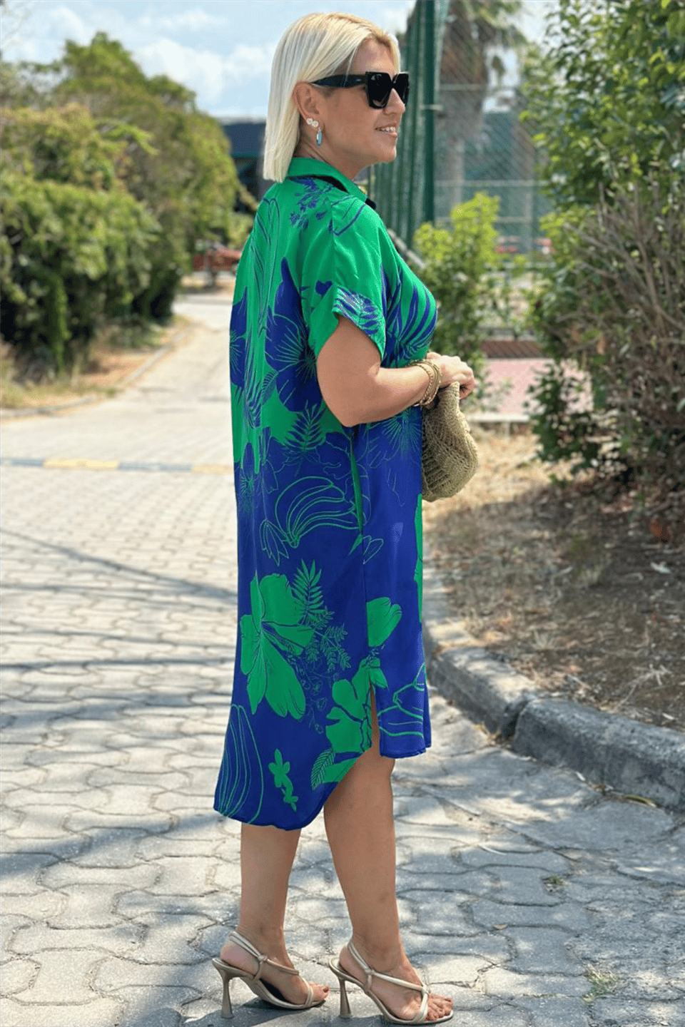 Stylish women's button-up midi dress. Elegant design perfect for effortless everyday wear, comfortable & versatile.