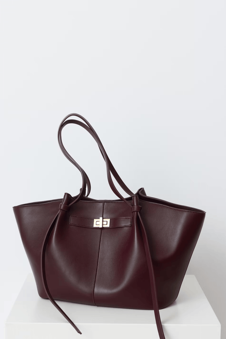 Luxurious women's structured shopper bag, elegant and versatile with eye-catching gold details. Everyday chic.
