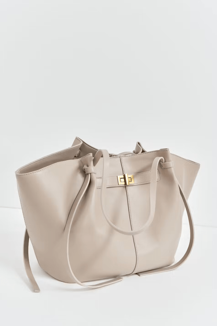 This elegant structured women's shopper bag features stylish gold details. A versatile everyday tote.