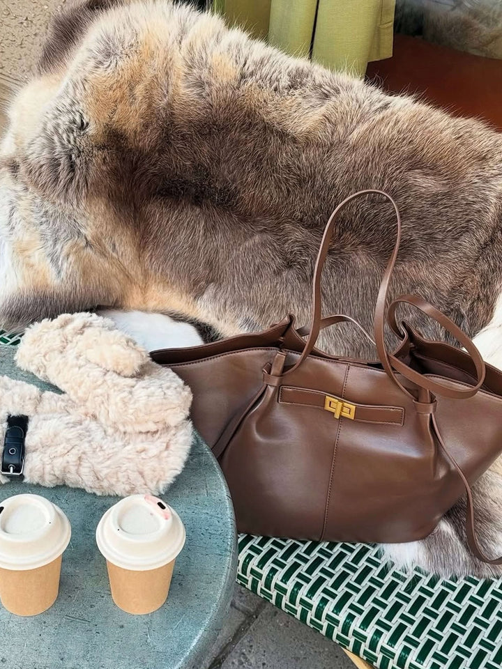 Fashion-forward women's structured shopper bag, perfect for daily use. Elegant design with gold details.