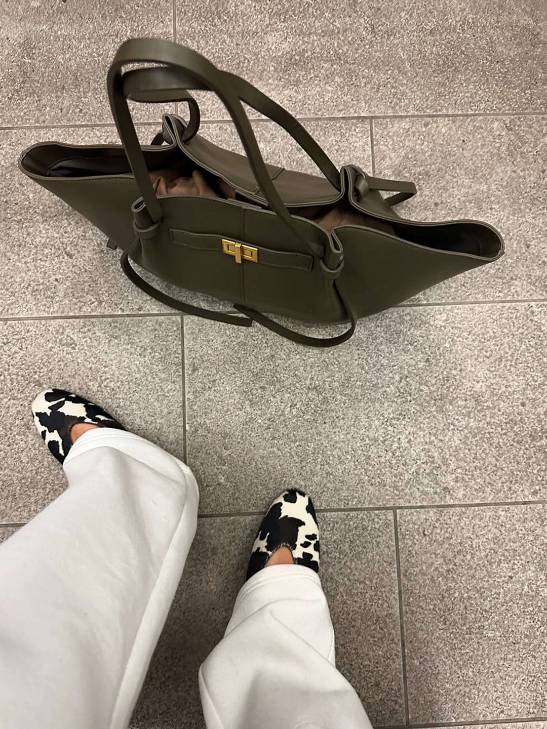 Gold-detailed elegant women's structured shopper bag. A versatile and chic everyday office handbag.