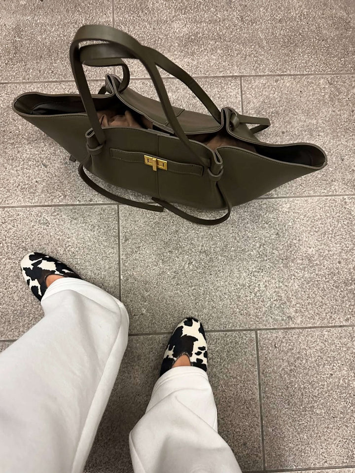 Gold-detailed elegant women's structured shopper bag. A versatile and chic everyday office handbag.