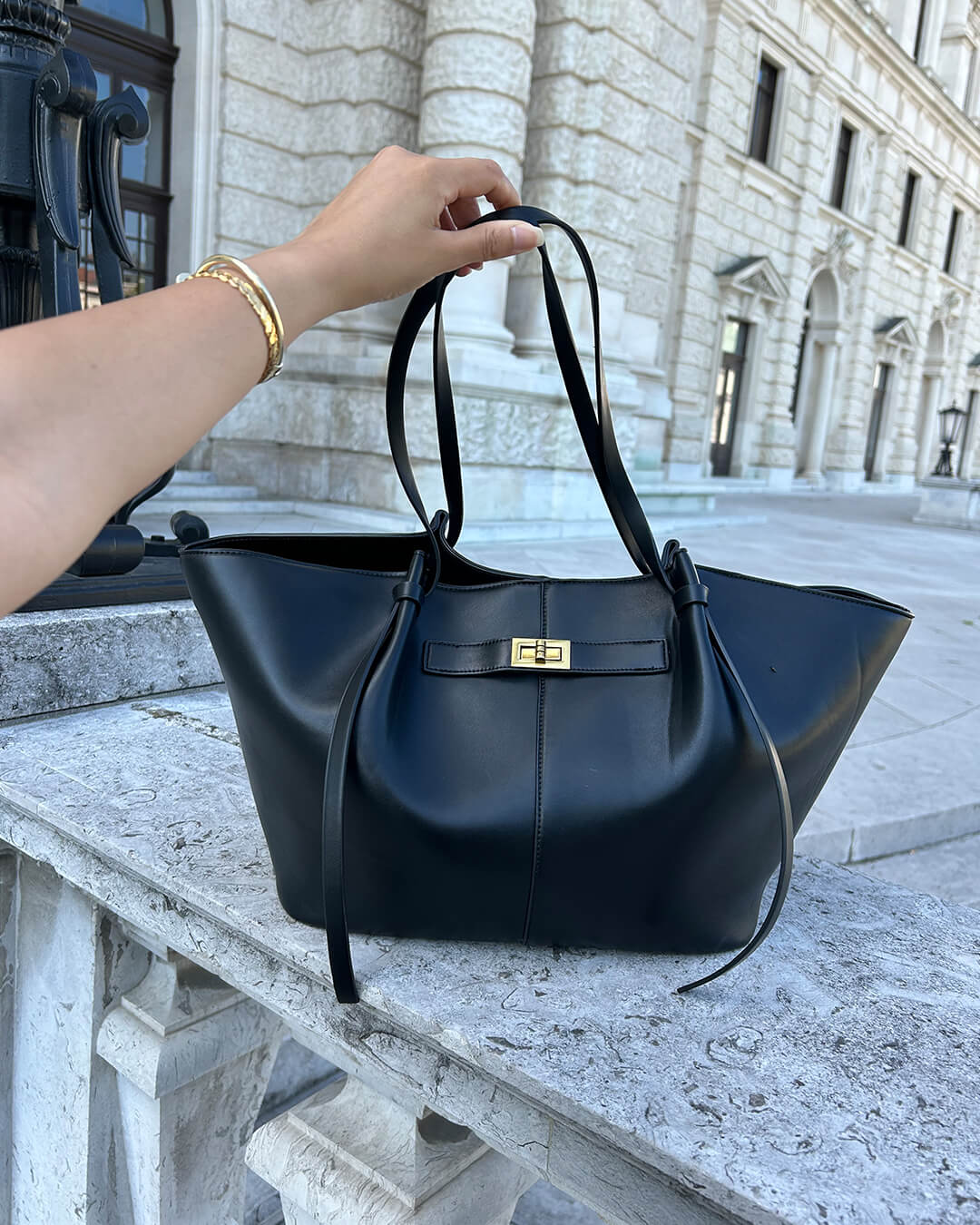 Versatile women's shopper handbag with elegant structure & shiny gold details. Ideal everyday tote bag.
