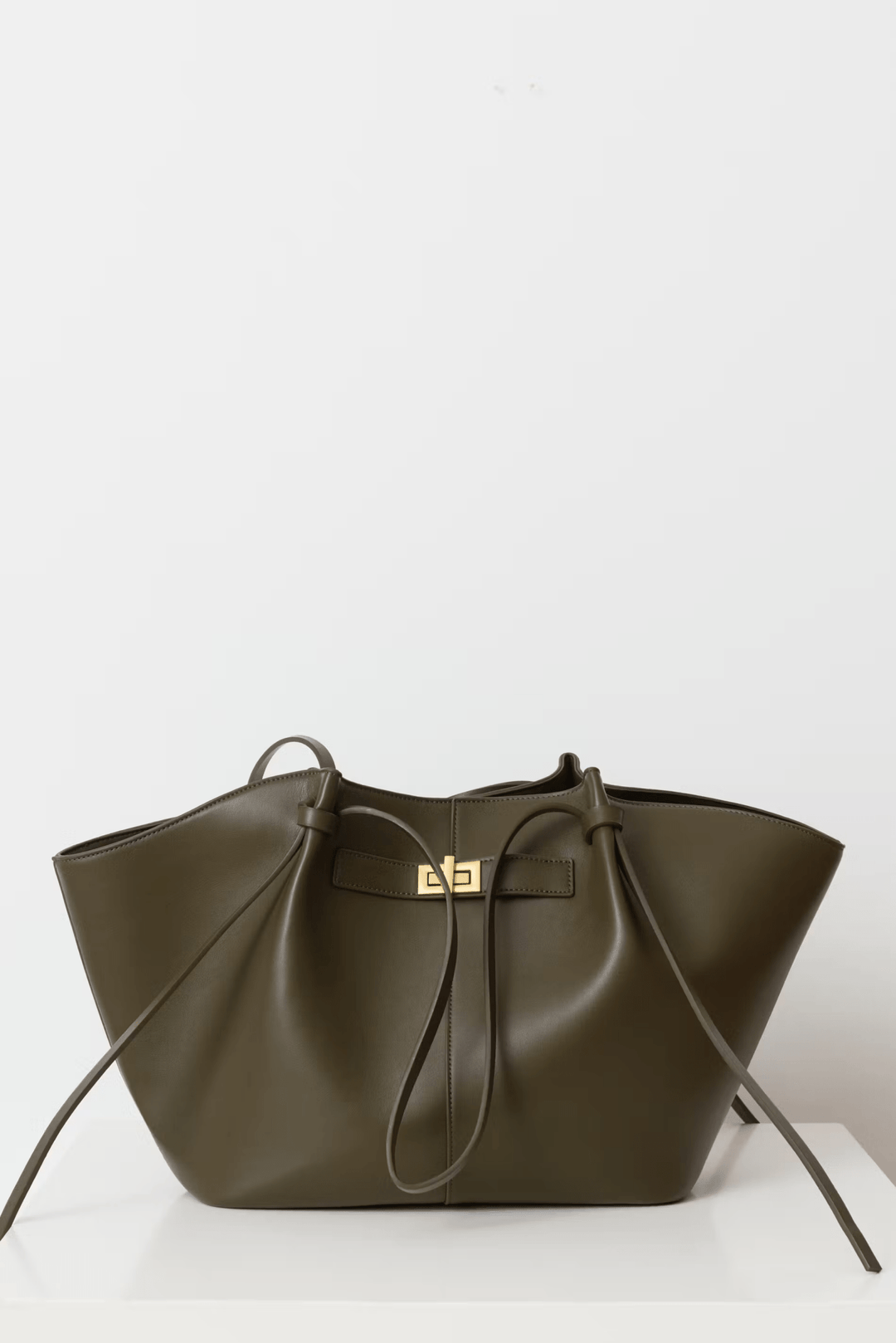 Structured women's tote bag, an elegant shopper with gleaming gold accents. Ideal for everyday fashion.
