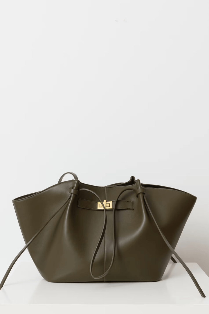 Structured women's tote bag, an elegant shopper with gleaming gold accents. Ideal for everyday fashion.