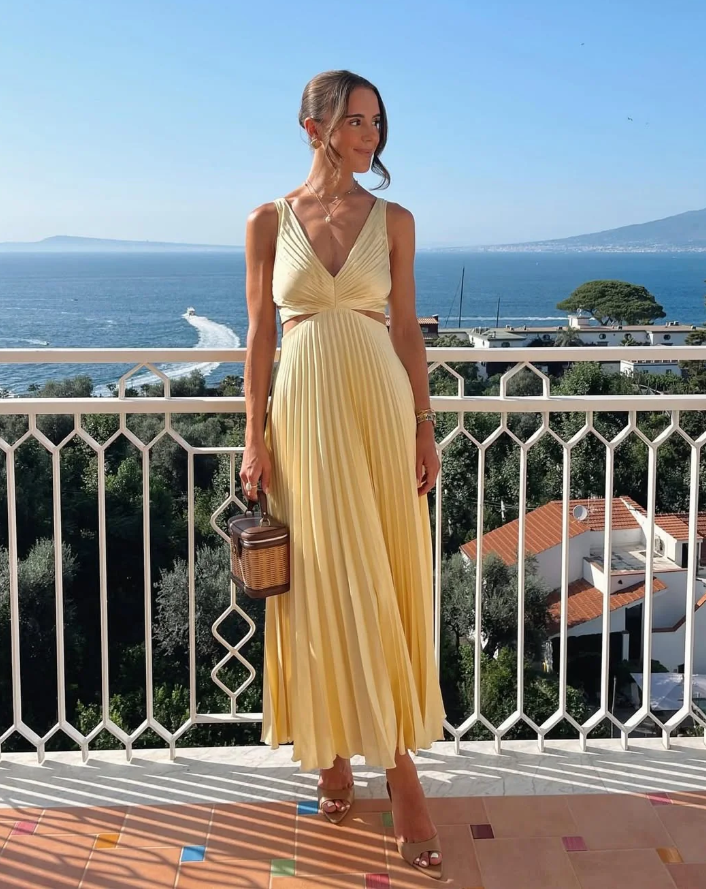 Versatile long maxi dress for women, ideal for elegant parties or a casual summer look.