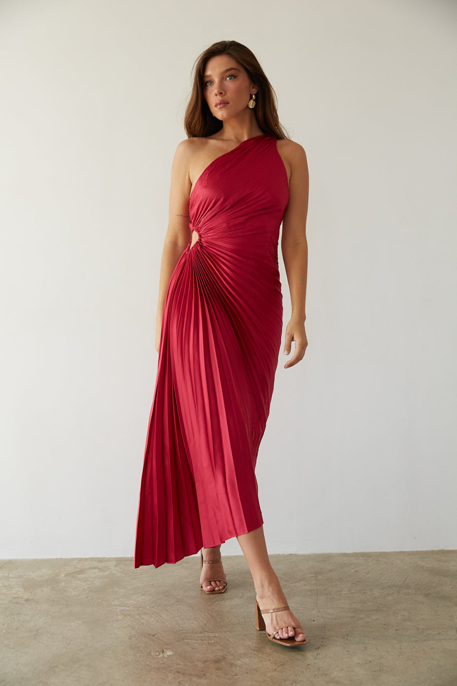 Elegant one-shoulder pleated midi dress for women, ideal as a wedding guest outfit.