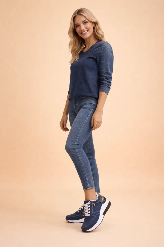 Chic women's low-top sneakers, cushioned for comfort, perfect casual footwear for warm weather.